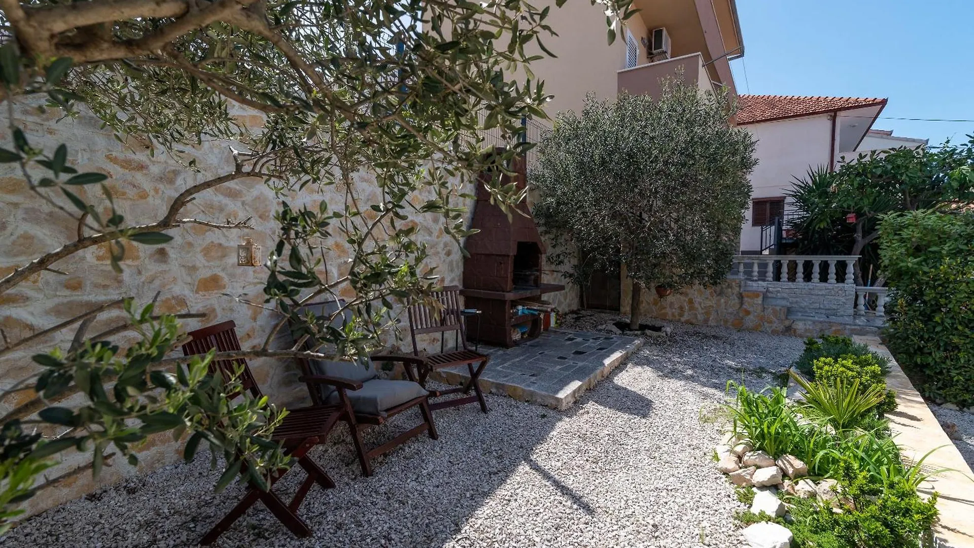 Geraeumige Ferienwohnung Mit Meerblick Trogir Apartment