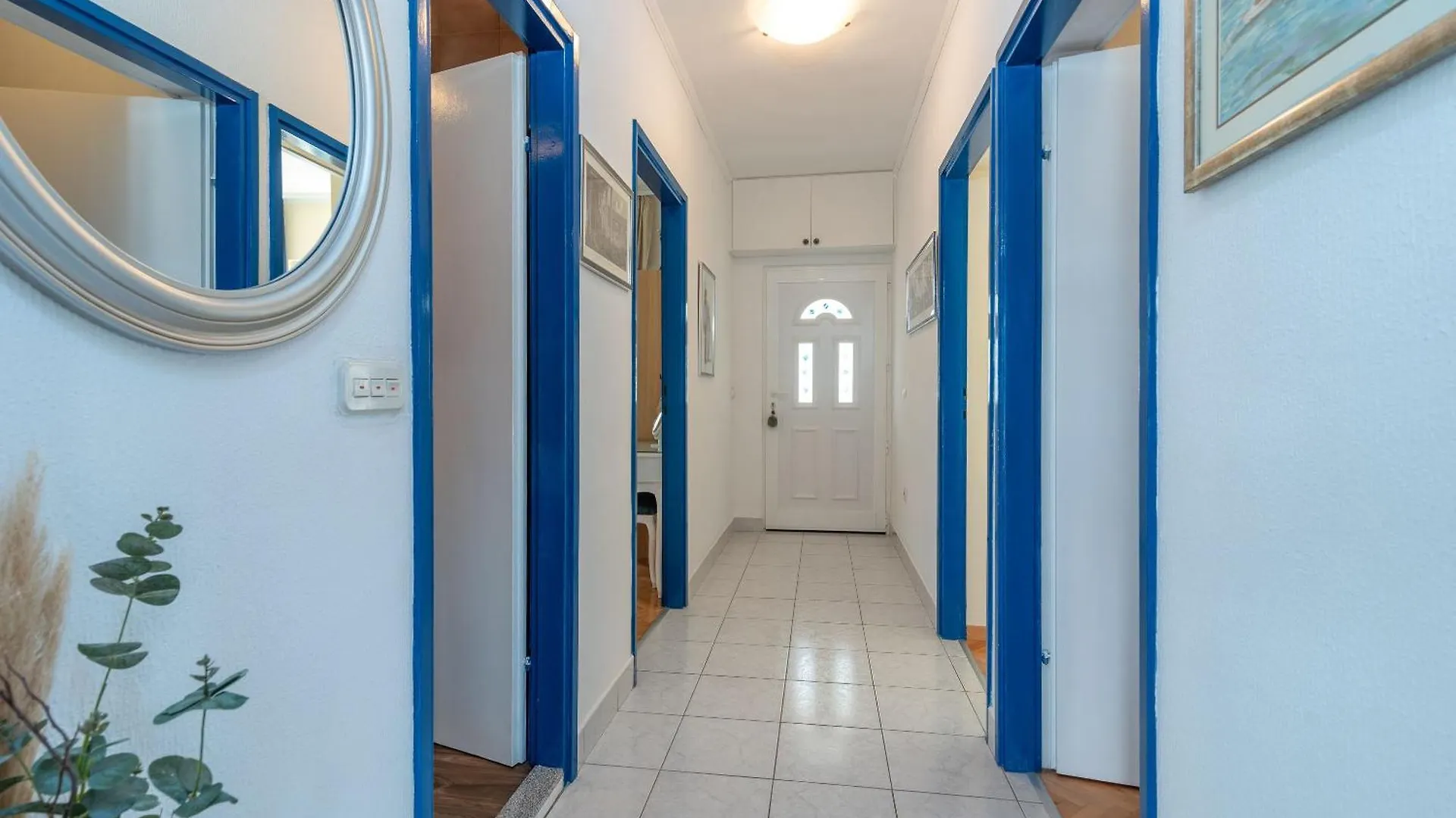 Geraeumige Ferienwohnung Mit Meerblick Trogir 0*,  Croatia
