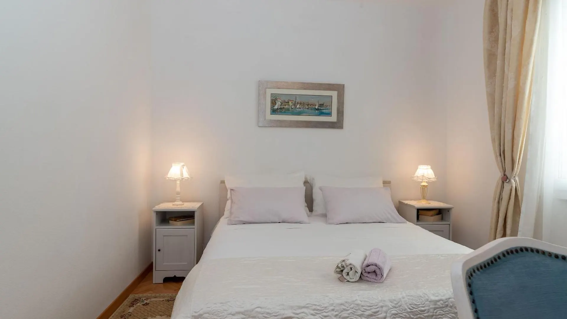 Geraeumige Ferienwohnung Mit Meerblick Trogir Apartment