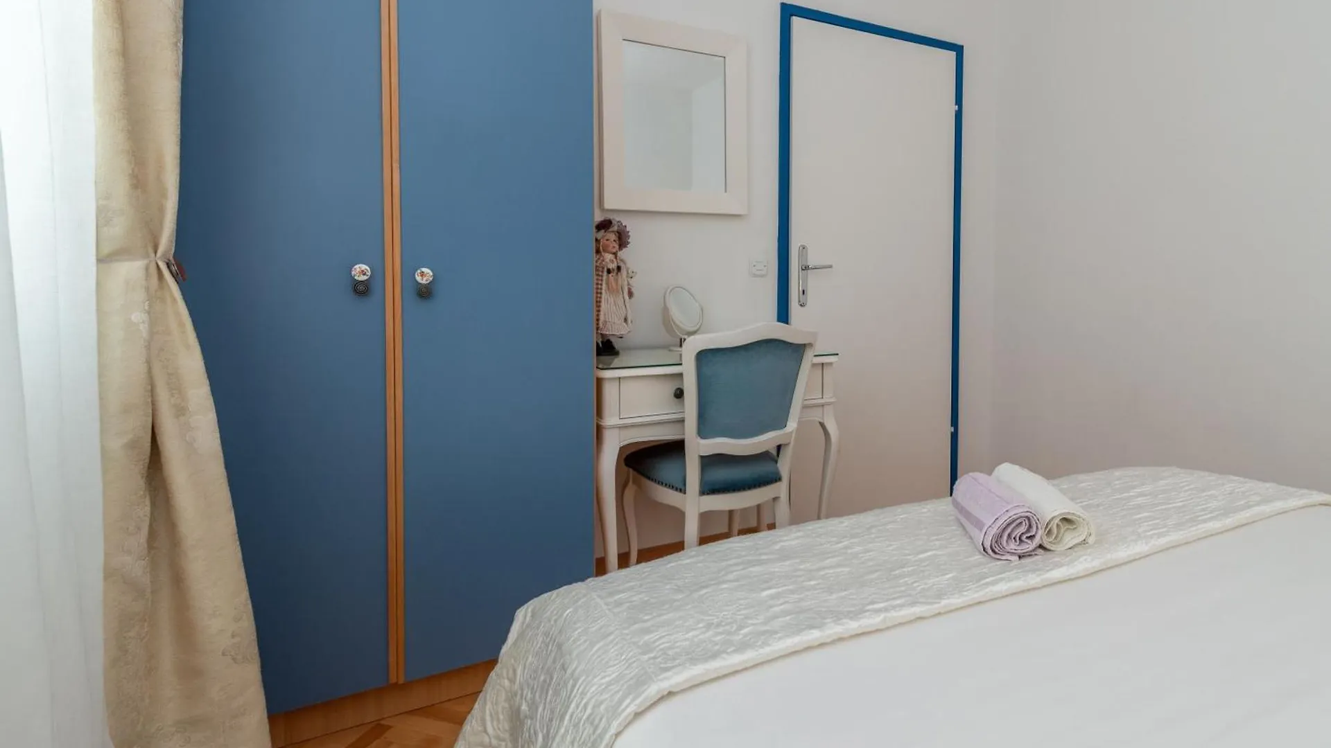 Geraeumige Ferienwohnung Mit Meerblick Trogir Apartment