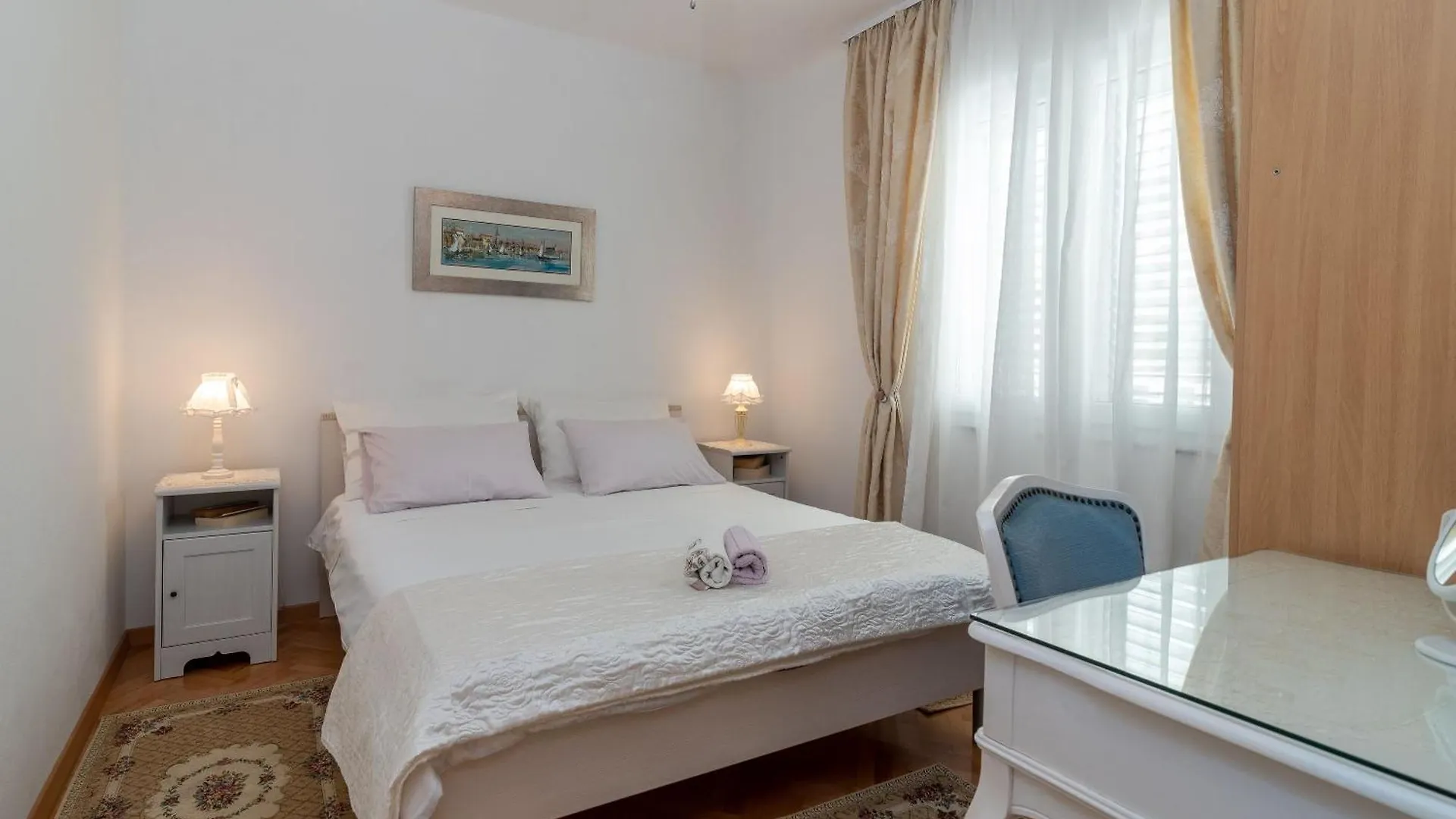 Geraeumige Ferienwohnung Mit Meerblick Trogir Apartment